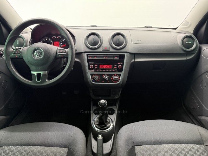 VOLKSWAGEN VOYAGE 1.6 MI COMFORTLINE 8V 2015/2016 FOCAR VEÍCULOS CAXIAS DO SUL / Carros no Vale