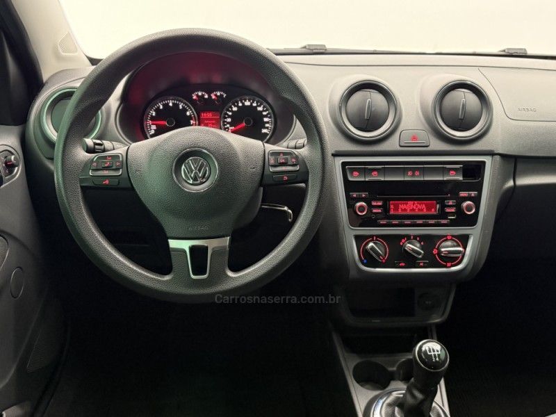 VOLKSWAGEN VOYAGE 1.6 MI COMFORTLINE 8V 2015/2016 FOCAR VEÍCULOS CAXIAS DO SUL / Carros no Vale