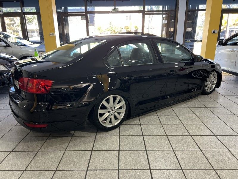 VOLKSWAGEN JETTA 2.0 COMFORTLINE TIPTRONIC 2011/2011 PRIME MULTIMARCAS CAXIAS DO SUL / Carros no Vale