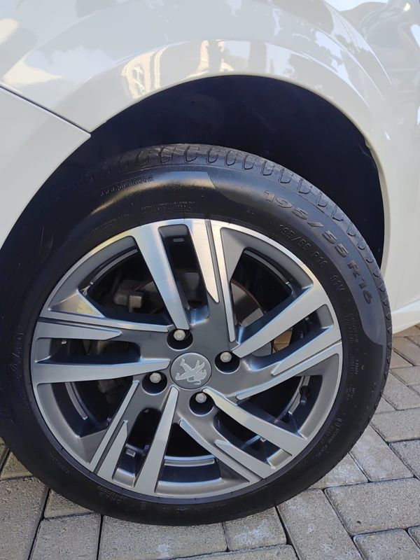 PEUGEOT 208 1.6 GRIFFE 16V 2022/2022 AWD MULTIMARCAS LAJEADO / Carros no Vale