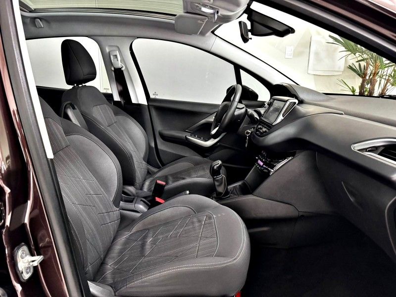 PEUGEOT 208 1.6 GRIFFE 16V 2014/2015 ANDRIGO VEÍCULOS CAXIAS DO SUL / Carros no Vale