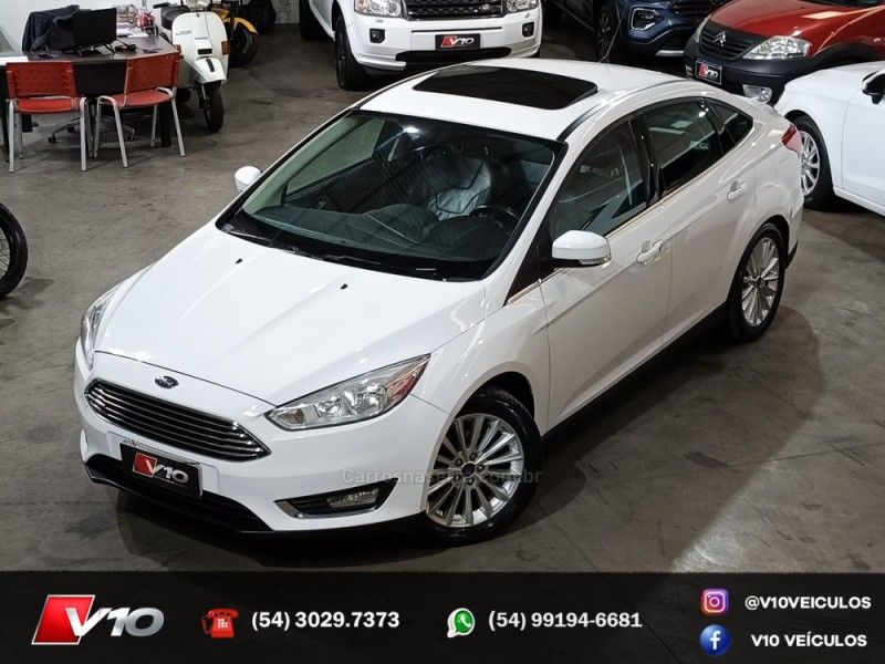 FORD FOCUS 2.0 TITANIUM PLUS SEDAN 16V 2016/2017 V10 VEÍCULOS CAXIAS DO SUL / Carros no Vale