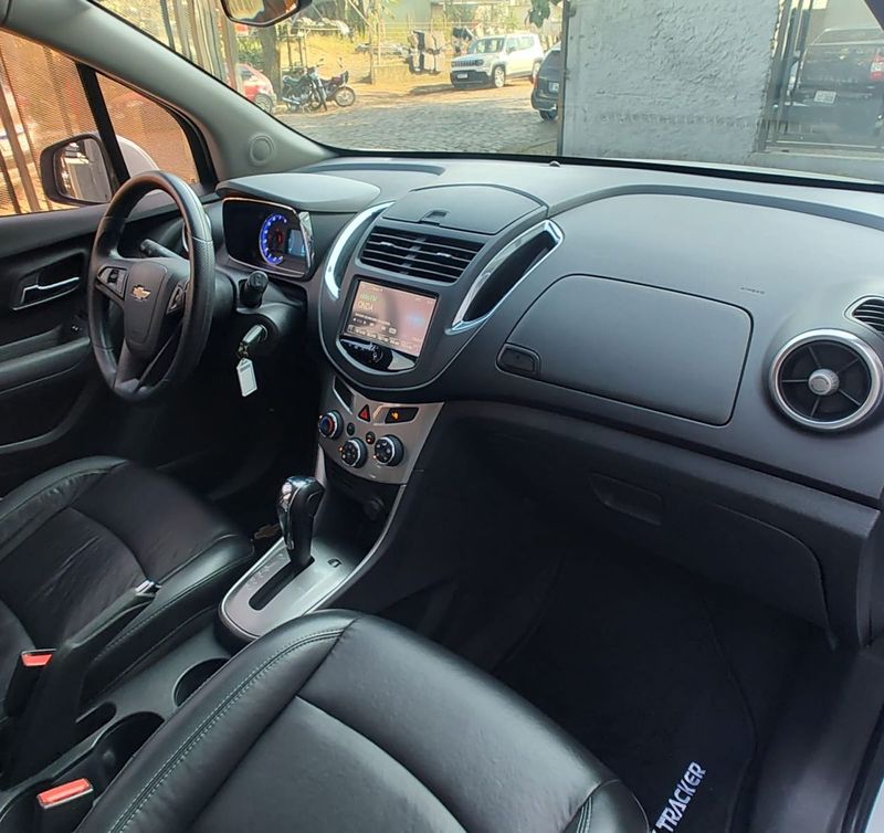 CHEVROLET TRACKER LTZ 1.8 16V 4×2 2014/2015 RENNER AUTOMÓVEIS LAJEADO / Carros no Vale