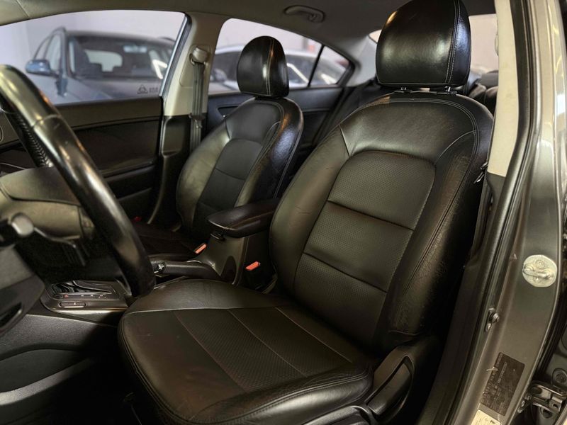 KIA CERATO 1.6 SX 16V 2013/2014 LEHMEN VEÍCULOS VENÂNCIO AIRES / Carros no Vale