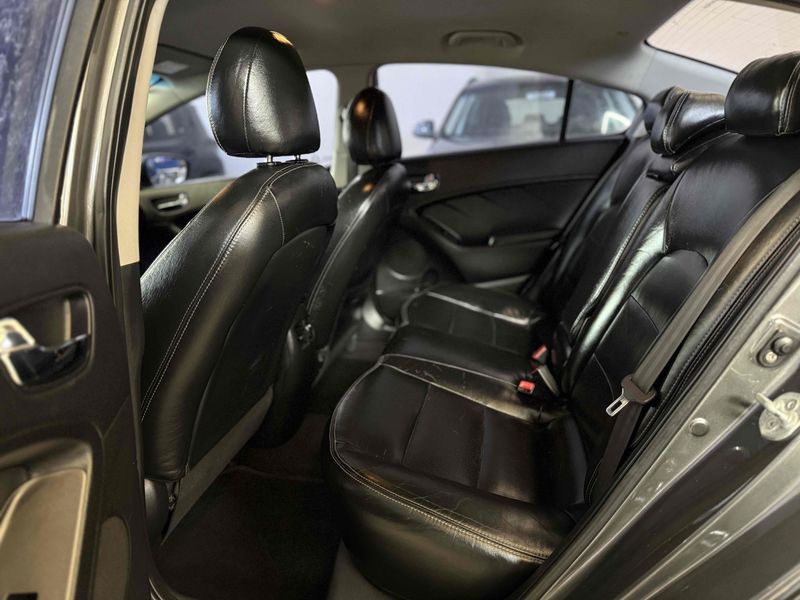 KIA CERATO 1.6 SX 16V 2013/2014 LEHMEN VEÍCULOS VENÂNCIO AIRES / Carros no Vale