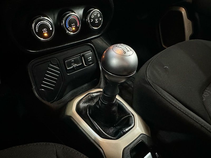 Jeep Renegade 1.8 16v Sport 2015/2016 SIM AUTOMÓVEIS ROLANTE / Carros no Vale