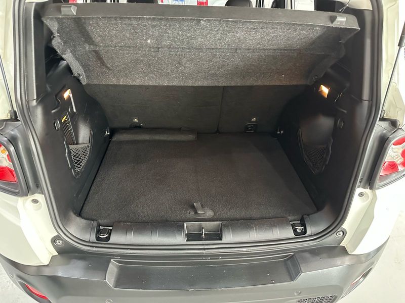 Jeep Renegade 1.8 16v Sport 2015/2016 SIM AUTOMÓVEIS ROLANTE / Carros no Vale