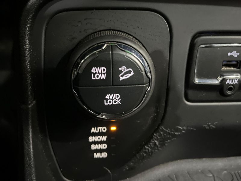 Jeep Renegade 2.0 16v Turbo Sport 4×4 2015/2016 SIM AUTOMÓVEIS ROLANTE / Carros no Vale