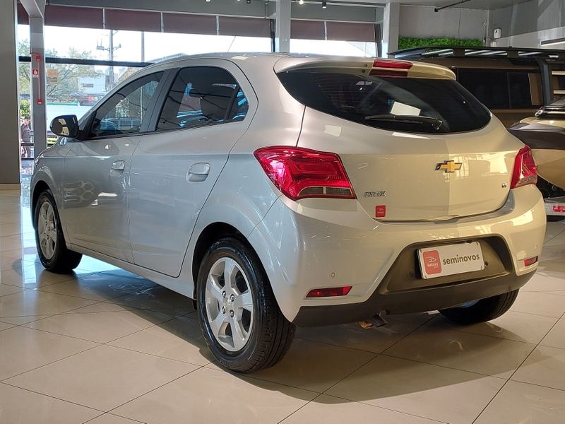 Chevrolet ONIX 1.4 MPFI LT 8V FLEX 4P MANUAL 2018/2019 BETIOLO NOVOS E SEMINOVOS LAJEADO / Carros no Vale