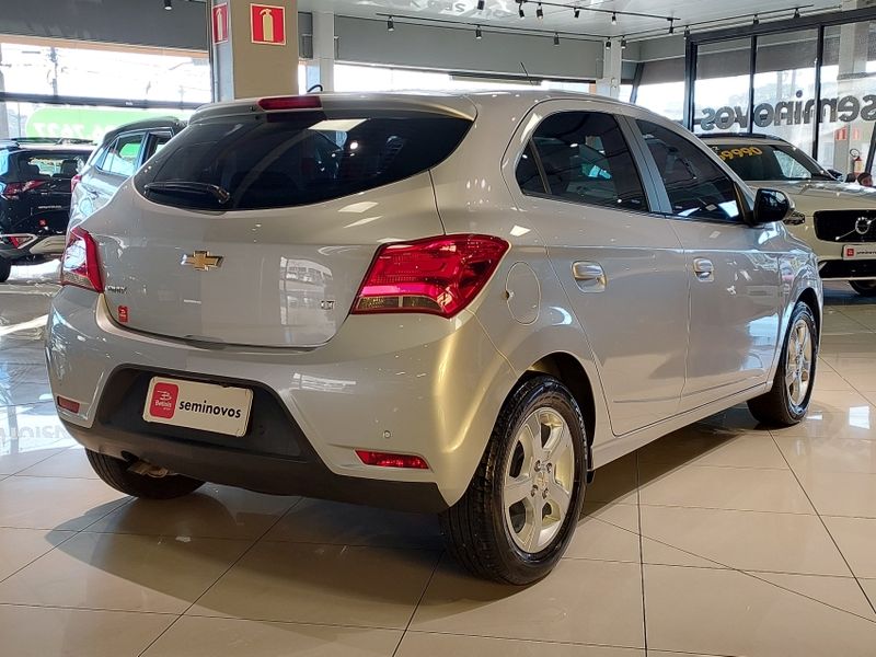 Chevrolet ONIX 1.4 MPFI LT 8V FLEX 4P MANUAL 2018/2019 BETIOLO NOVOS E SEMINOVOS LAJEADO / Carros no Vale