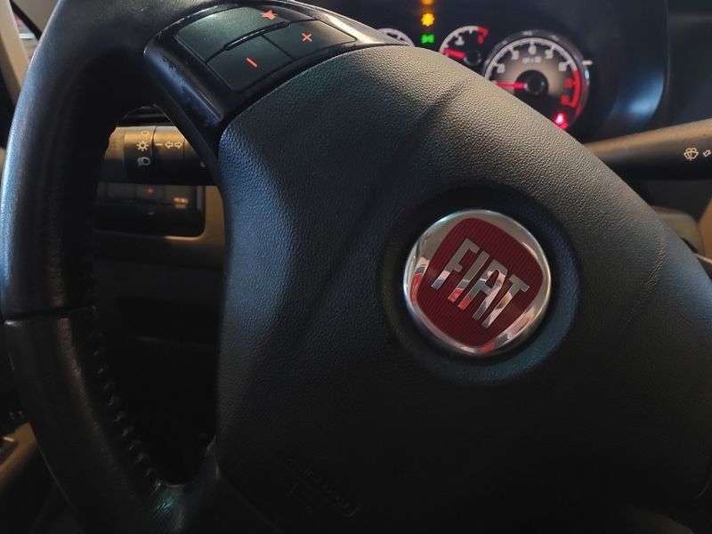Fiat LINEA 1.8 ESSENCE 16V FLEX 4P MANUAL 2012/2013 BETIOLO NOVOS E SEMINOVOS LAJEADO / Carros no Vale