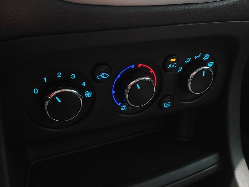 Ford KA 1.5 TI-VCT FLEX SE PLUS MANUAL 2020/2021 BETIOLO NOVOS E SEMINOVOS LAJEADO / Carros no Vale