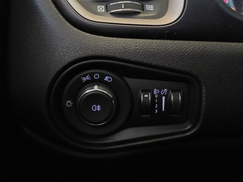 JEEP RENEGADE 1.8 16V FLEX 4P AUTOMÁTICO 2017/2017 BETIOLO NOVOS E SEMINOVOS LAJEADO / Carros no Vale