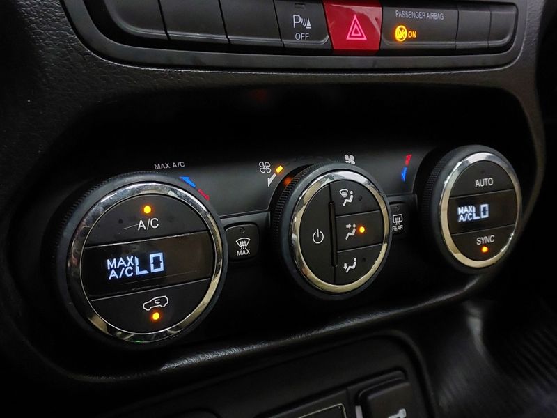 JEEP RENEGADE 1.8 16V FLEX LONGITUDE 4P AUTOMÁTICO 2016/2016 BETIOLO NOVOS E SEMINOVOS LAJEADO / Carros no Vale