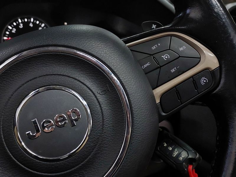 JEEP RENEGADE 1.8 16V FLEX LONGITUDE 4P AUTOMÁTICO 2016/2016 BETIOLO NOVOS E SEMINOVOS LAJEADO / Carros no Vale