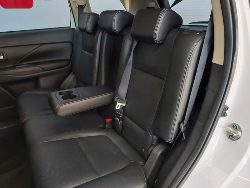 Mitsubishi OUTLANDER 2.2 4X4 16V DIESEL 4P AUTOMÁTICO 2017/2018 BETIOLO NOVOS E SEMINOVOS LAJEADO / Carros no Vale