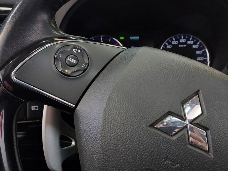 Mitsubishi OUTLANDER 2.2 4X4 16V DIESEL 4P AUTOMÁTICO 2017/2018 BETIOLO NOVOS E SEMINOVOS LAJEADO / Carros no Vale