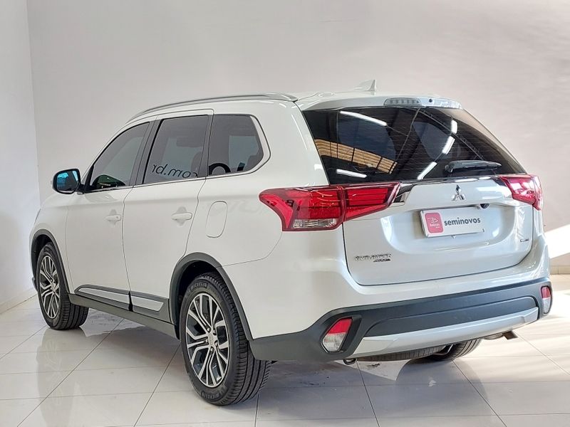 Mitsubishi OUTLANDER 2.2 4X4 16V DIESEL 4P AUTOMÁTICO 2017/2018 BETIOLO NOVOS E SEMINOVOS LAJEADO / Carros no Vale