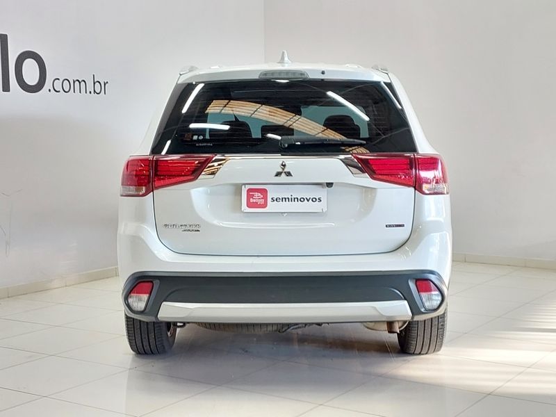 Mitsubishi OUTLANDER 2.2 4X4 16V DIESEL 4P AUTOMÁTICO 2017/2018 BETIOLO NOVOS E SEMINOVOS LAJEADO / Carros no Vale
