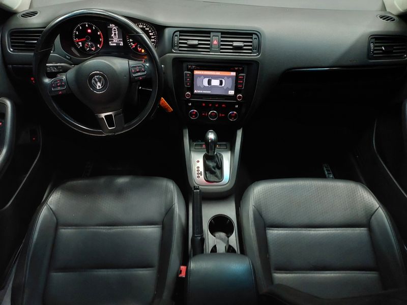Volkswagen JETTA 2.0 COMFORTLINE FLEX 4P TIPTRONIC 2014/2014 BETIOLO NOVOS E SEMINOVOS LAJEADO / Carros no Vale