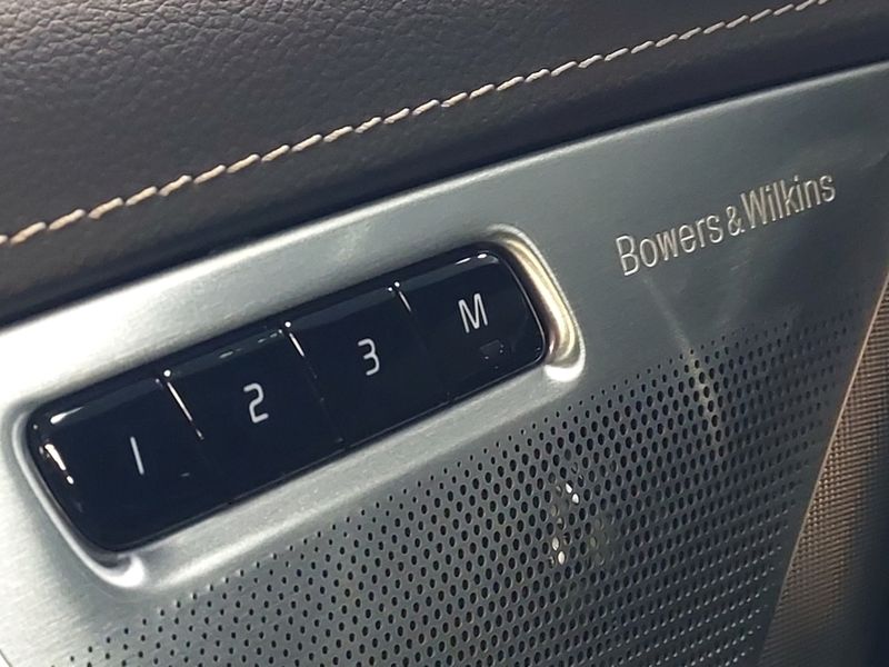 Volvo XC90 2.0 T8 HYBRID R-DESIGN AWD GEARTRONIC 2022/2022 BETIOLO NOVOS E SEMINOVOS LAJEADO / Carros no Vale