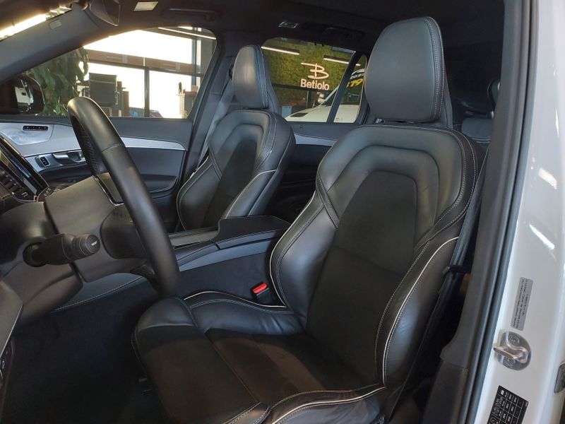 Volvo XC90 2.0 T8 HYBRID R-DESIGN AWD GEARTRONIC 2022/2022 BETIOLO NOVOS E SEMINOVOS LAJEADO / Carros no Vale