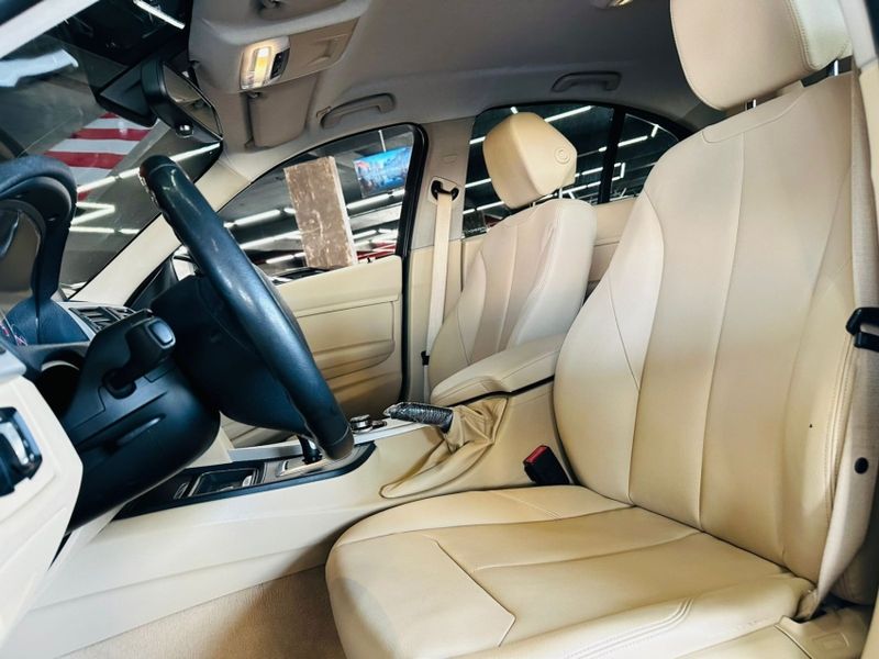 BMW 320i 2.0 16V TURBO ACTIVE FLEX 4P AUTOMÁTICO 2014/2014 CASTELLAN E TOMAZONI MOTORS CAXIAS DO SUL / Carros no Vale