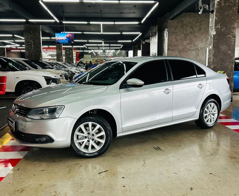 Volkswagen JETTA 2.0 COMFORTLINE FLEX 4P TIPTRONIC 2012/2012 CASTELLAN E TOMAZONI MOTORS CAXIAS DO SUL / Carros no Vale