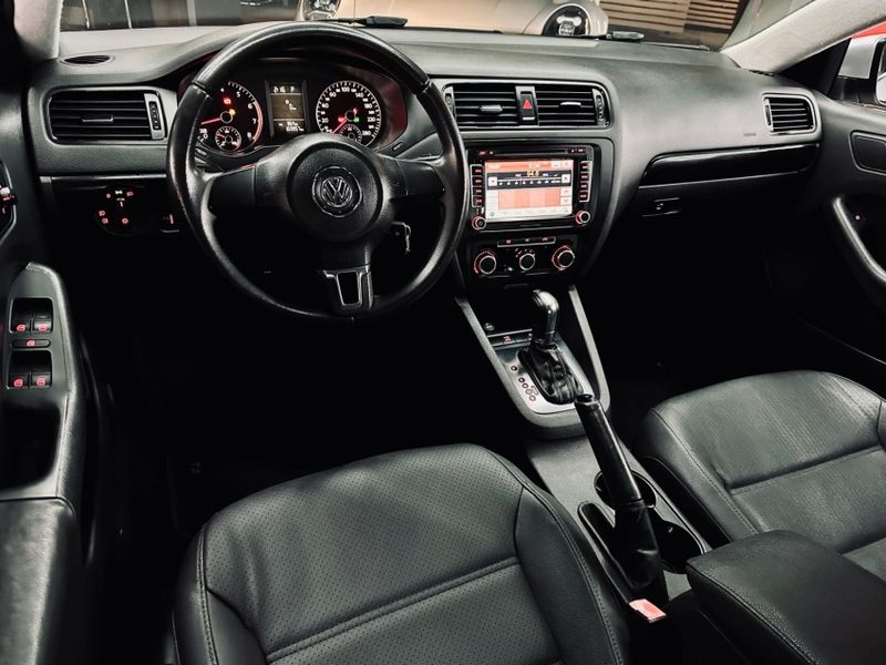 Volkswagen JETTA 2.0 COMFORTLINE FLEX 4P TIPTRONIC 2012/2012 CASTELLAN E TOMAZONI MOTORS CAXIAS DO SUL / Carros no Vale
