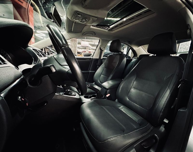 Volkswagen JETTA 2.0 COMFORTLINE FLEX 4P TIPTRONIC 2012/2012 CASTELLAN E TOMAZONI MOTORS CAXIAS DO SUL / Carros no Vale