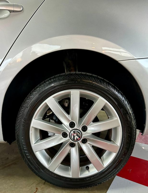 Volkswagen JETTA 2.0 COMFORTLINE FLEX 4P TIPTRONIC 2012/2012 CASTELLAN E TOMAZONI MOTORS CAXIAS DO SUL / Carros no Vale