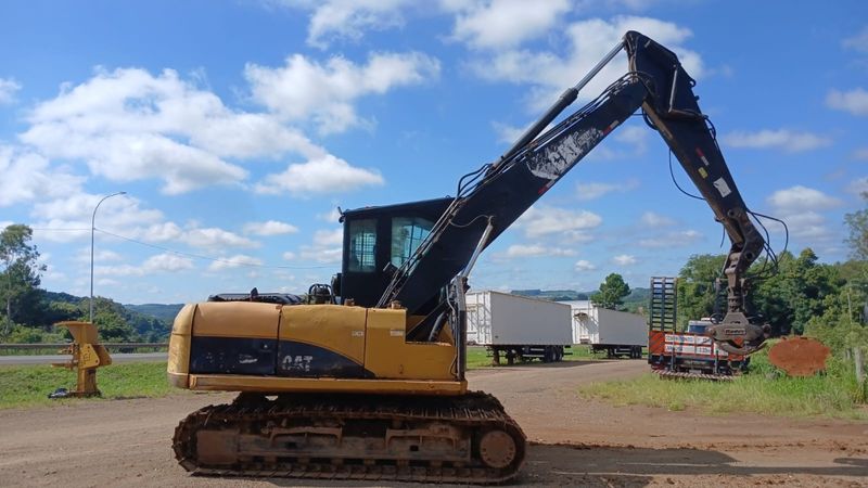 Caterpillar ESCAVADEIRA 320 320DFM 2014/2014 CAMINHÕES & CAMIONETAS PASSO FUNDO / Carros no Vale