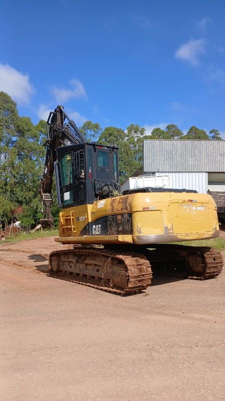 Caterpillar ESCAVADEIRA 320 320DFM 2014/2014 CAMINHÕES & CAMIONETAS PASSO FUNDO / Carros no Vale
