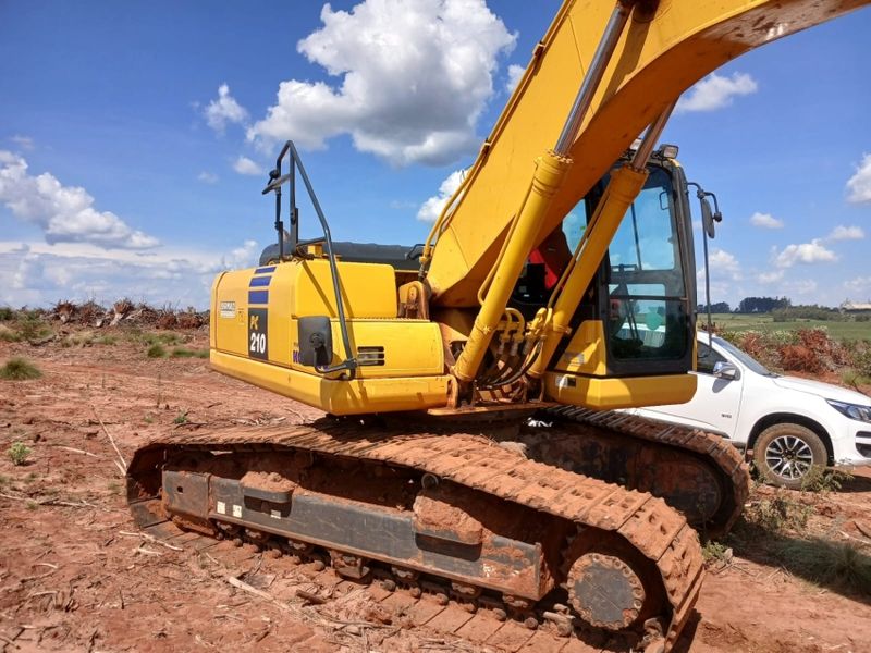 Komatsu ESCAVADEIRA PC 210 PC 210 2022/2022 CAMINHÕES & CAMIONETAS PASSO FUNDO / Carros no Vale