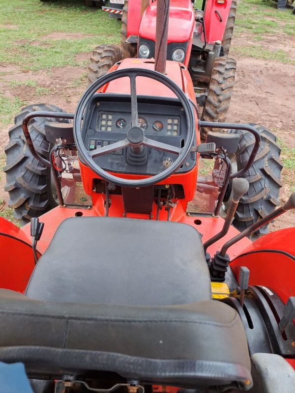 Massey Ferguson Trator 4275 MF 5275 4×4 2002/2002 CAMINHÕES & CAMIONETAS PASSO FUNDO / Carros no Vale