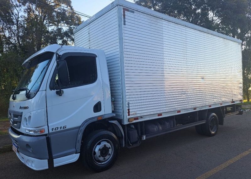Mercedes-Benz Accelo 1016 2p Baú 2013/2013 CAMINHÕES & CAMIONETAS PASSO FUNDO / Carros no Vale