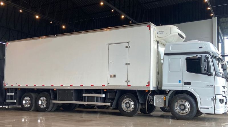 Mercedes-Benz Atego 3030 8×2 Câmara Fria 2021/2021 CAMINHÕES & CAMIONETAS PASSO FUNDO / Carros no Vale
