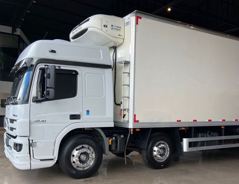Mercedes-Benz Atego 3030 8×2 Câmara Fria 2021/2021 CAMINHÕES & CAMIONETAS PASSO FUNDO / Carros no Vale