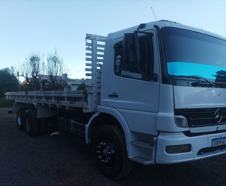 Mercedes-Benz Atego 2425 3-Eixos 2p Carroceria 2009/2009 CAMINHÕES & CAMIONETAS PASSO FUNDO / Carros no Vale
