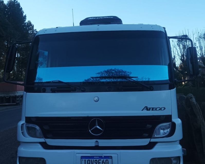 Mercedes-Benz Atego 2425 3-Eixos 2p Carroceria 2009/2009 CAMINHÕES & CAMIONETAS PASSO FUNDO / Carros no Vale