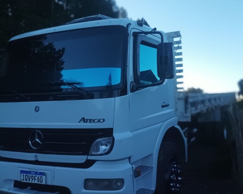 Mercedes-Benz Atego 2425 3-Eixos 2p Carroceria 2009/2009 CAMINHÕES & CAMIONETAS PASSO FUNDO / Carros no Vale