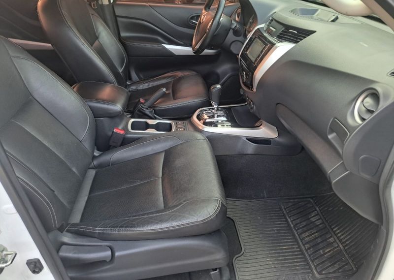 Nissan FRONTIER 2.3 16V TURBO DIESEL LE CD 4X4 AUTOMÁTICO 2017/2017 CAMINHÕES & CAMIONETAS PASSO FUNDO / Carros no Vale