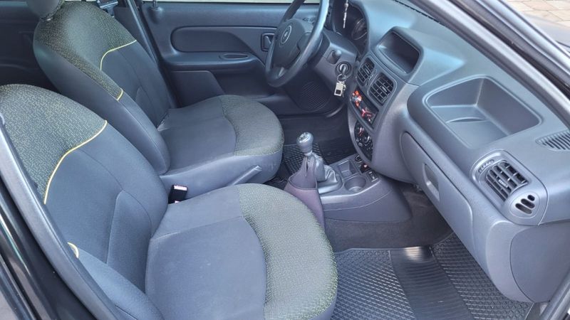 Renault CLIO 1.0 EXPRESSION 16V FLEX 4P MANUAL 2013/2014 CAMINHÕES & CAMIONETAS PASSO FUNDO / Carros no Vale