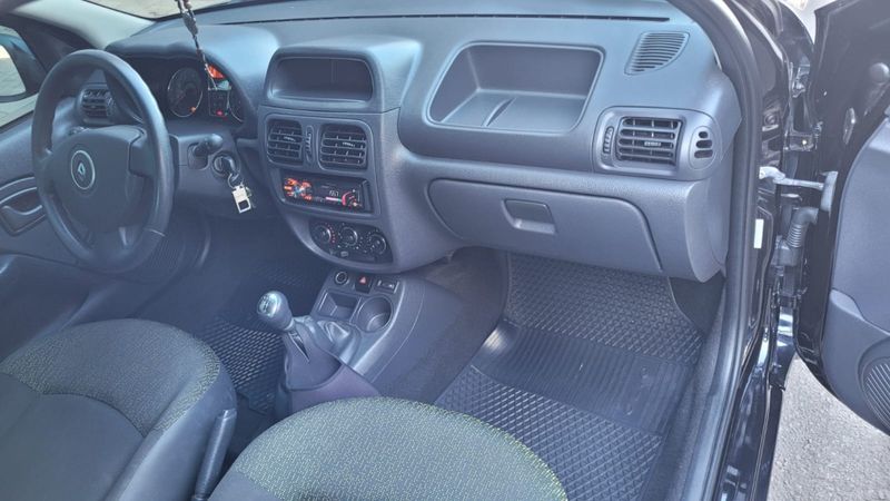 Renault CLIO 1.0 EXPRESSION 16V FLEX 4P MANUAL 2013/2014 CAMINHÕES & CAMIONETAS PASSO FUNDO / Carros no Vale