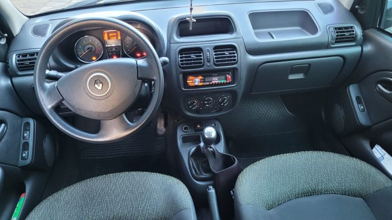 Renault CLIO 1.0 EXPRESSION 16V FLEX 4P MANUAL 2013/2014 CAMINHÕES & CAMIONETAS PASSO FUNDO / Carros no Vale