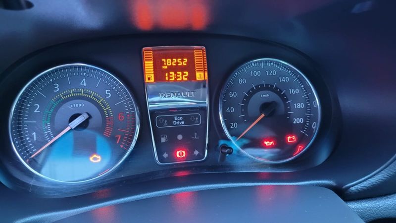 Renault CLIO 1.0 EXPRESSION 16V FLEX 4P MANUAL 2013/2014 CAMINHÕES & CAMIONETAS PASSO FUNDO / Carros no Vale