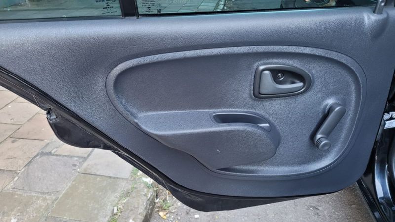 Renault CLIO 1.0 EXPRESSION 16V FLEX 4P MANUAL 2013/2014 CAMINHÕES & CAMIONETAS PASSO FUNDO / Carros no Vale