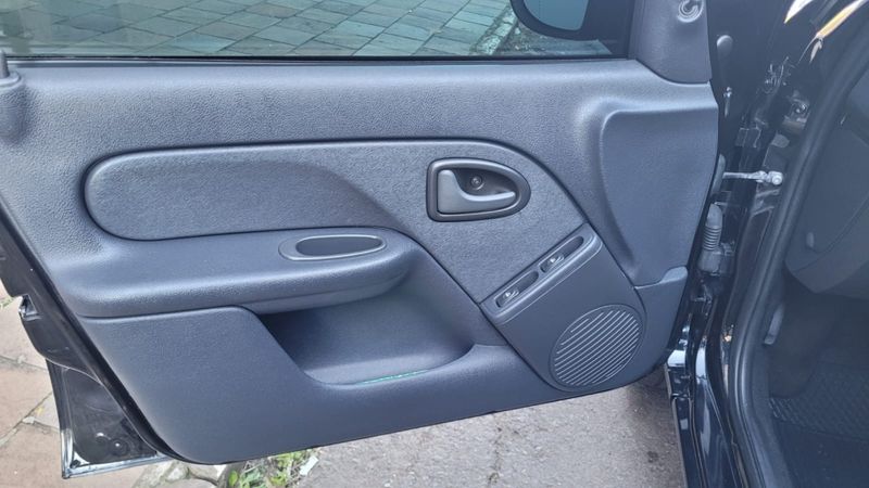 Renault CLIO 1.0 EXPRESSION 16V FLEX 4P MANUAL 2013/2014 CAMINHÕES & CAMIONETAS PASSO FUNDO / Carros no Vale