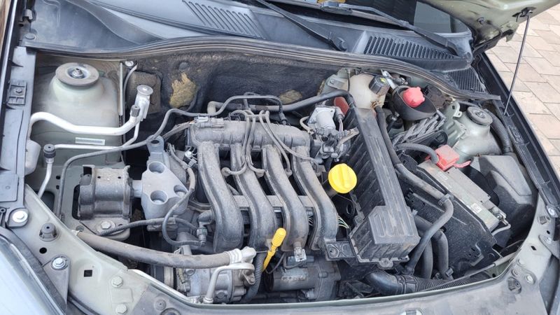Renault CLIO 1.0 EXPRESSION 16V FLEX 4P MANUAL 2013/2014 CAMINHÕES & CAMIONETAS PASSO FUNDO / Carros no Vale