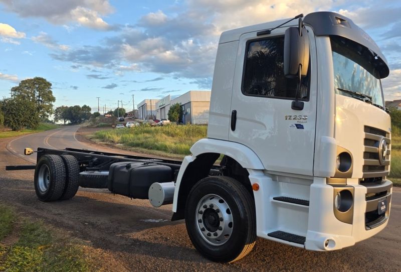 Volkswagen 17-230 E Constellation 2p Chassi 2019/2020 CAMINHÕES & CAMIONETAS PASSO FUNDO / Carros no Vale